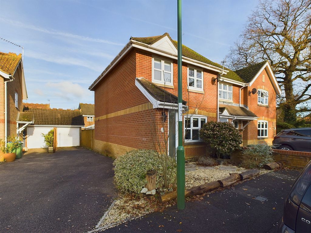 3 bed end terrace house for sale in Primrose Copse, Horsham, West