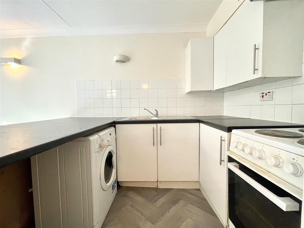 1 bed flat to rent in Maltby Drive, Enfield EN1 Zoopla