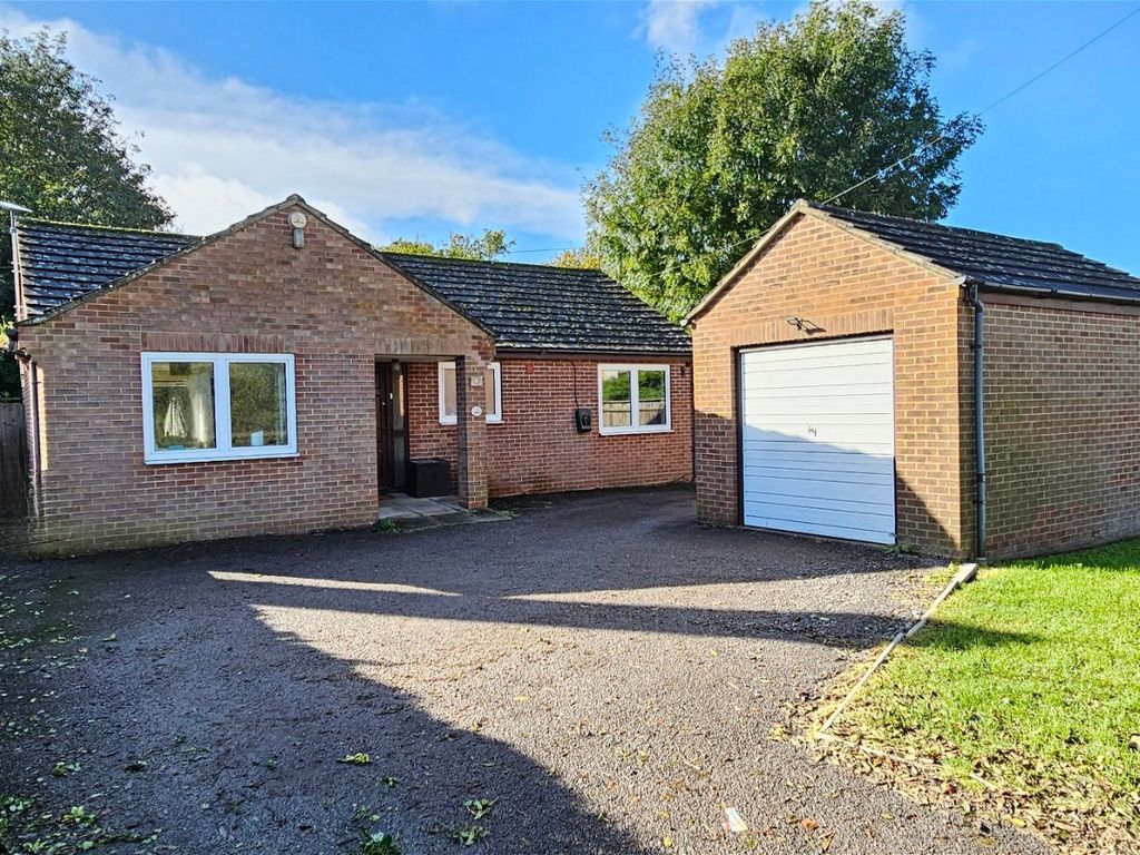 2 bed bungalow for sale in Newbury Road, Kingsclere, Newbury RG20, £