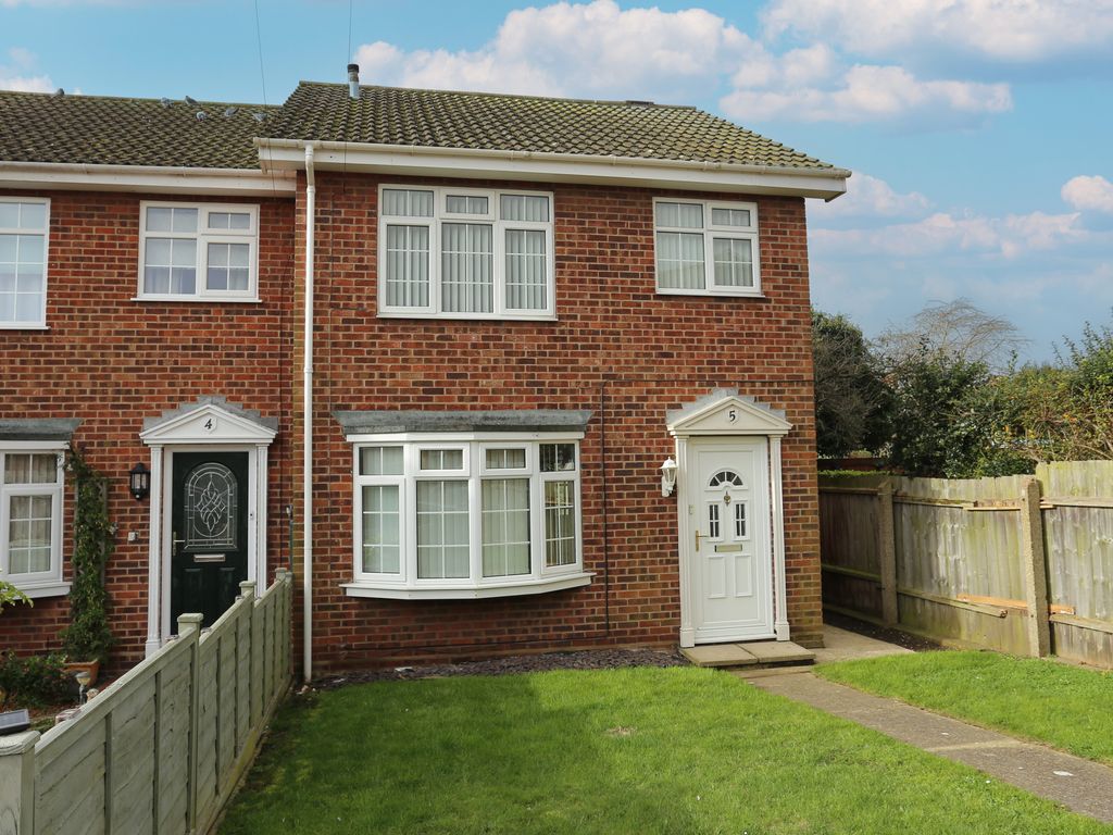 3 bed end terrace house for sale in High Road West, Felixstowe IP11, £
