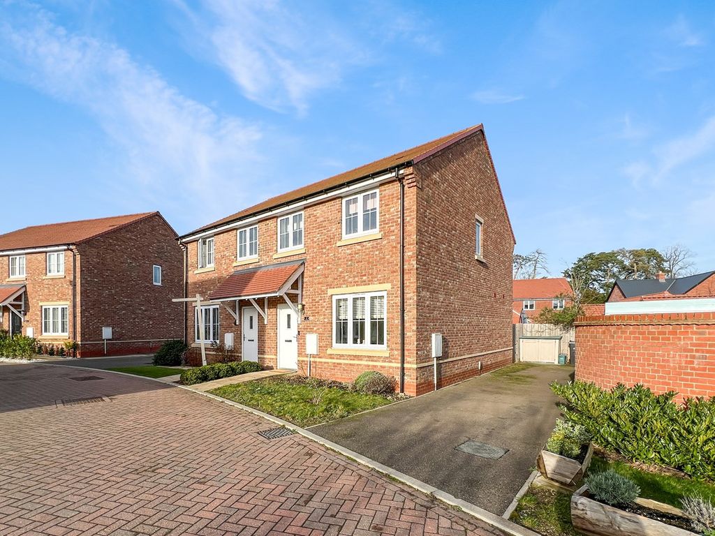 3 bed semidetached house for sale in Fiske Avenue, Halstead CO9, £