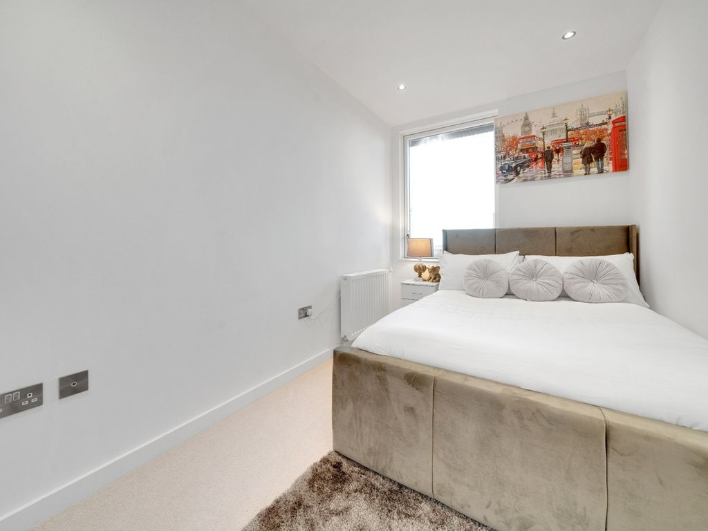 Room to rent in Shackleton Way, London E16, £950 pcm Zoopla