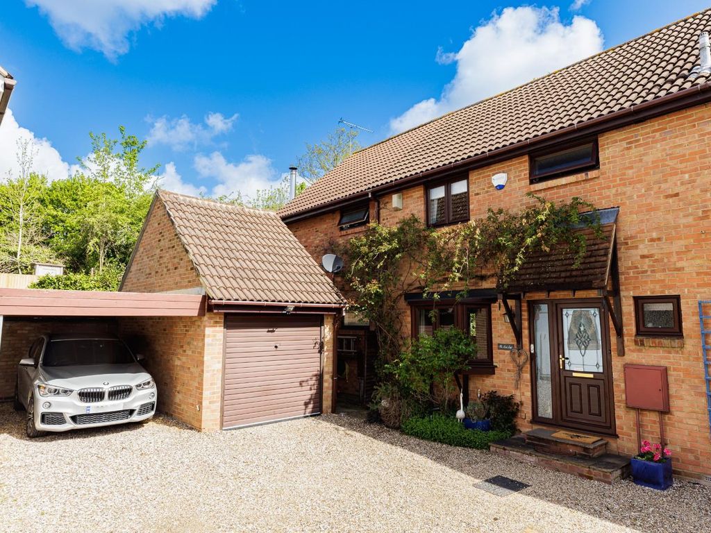 5 bed semidetached house for sale in Normansfield, Dunmow CM6 Zoopla