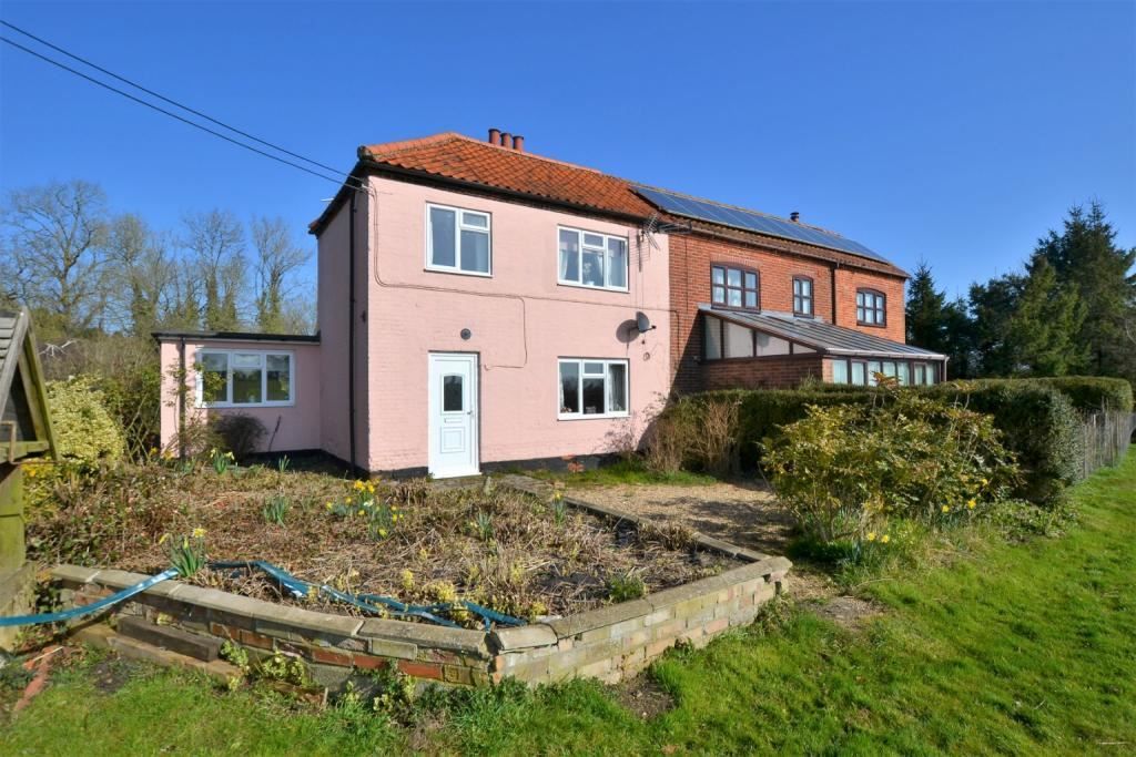 3 bed semidetached house for sale in Pound Lane, Welborne, Dereham