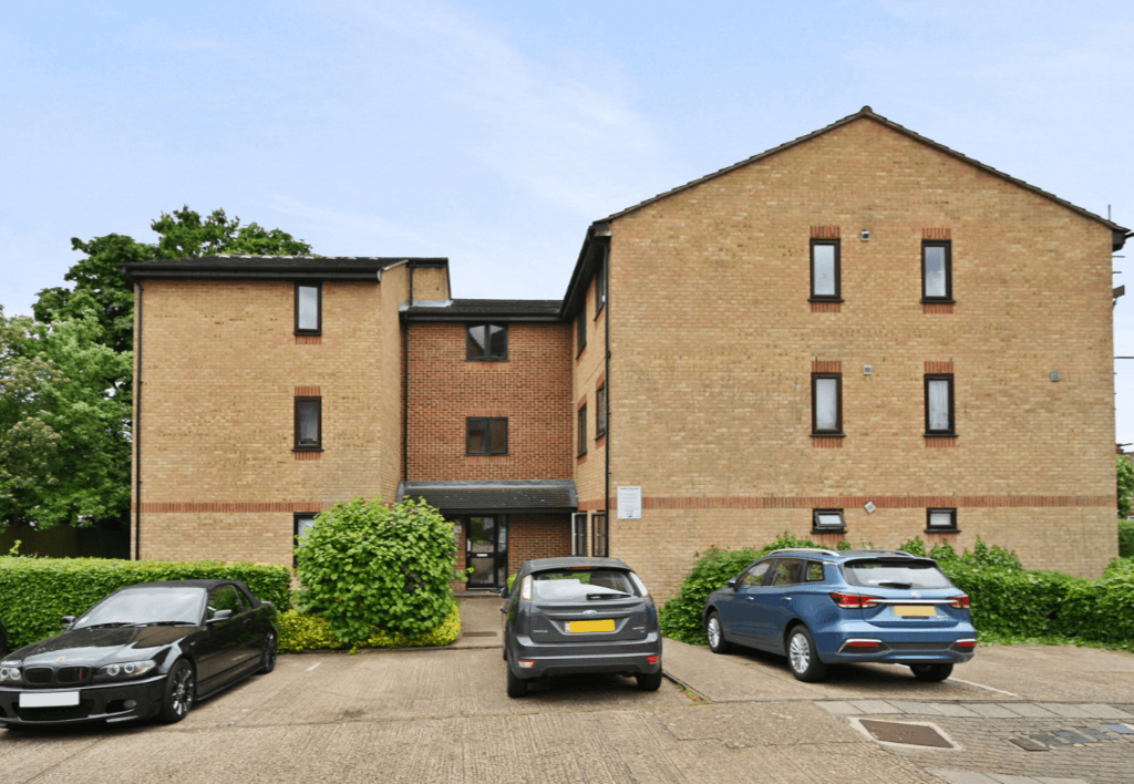 1 bed flat for sale in Chartwell Close, Greenford UB6, £185,000 Zoopla