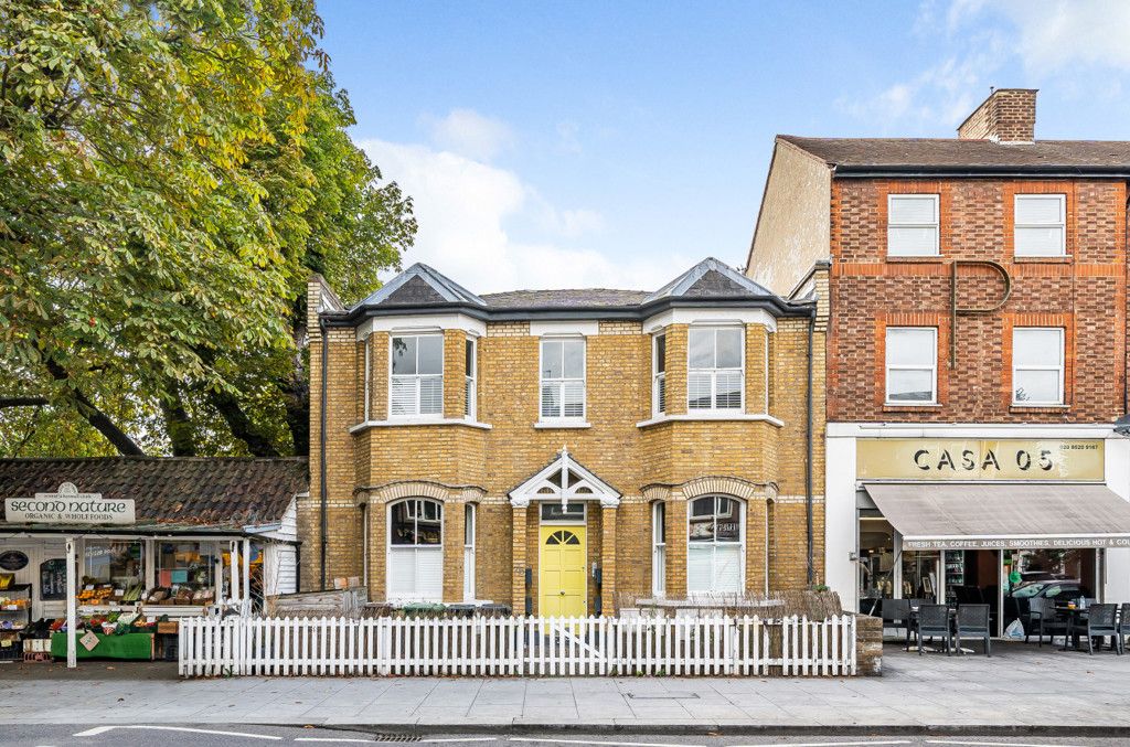 1 bed flat for sale in Wood Street, Walthamstow, London E17, £300,000