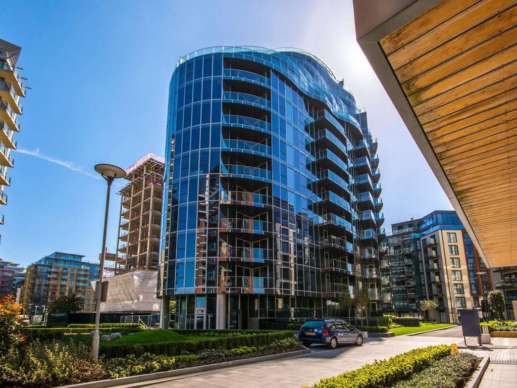 3 bed flat to rent in Battersea Reach, Battersea, London SW18, £5,500