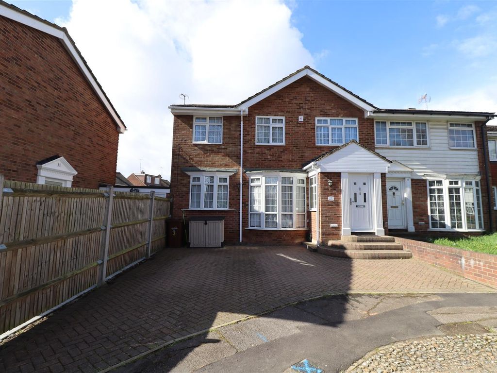 5 bed end terrace house for sale in Warlingham Close, Rainham