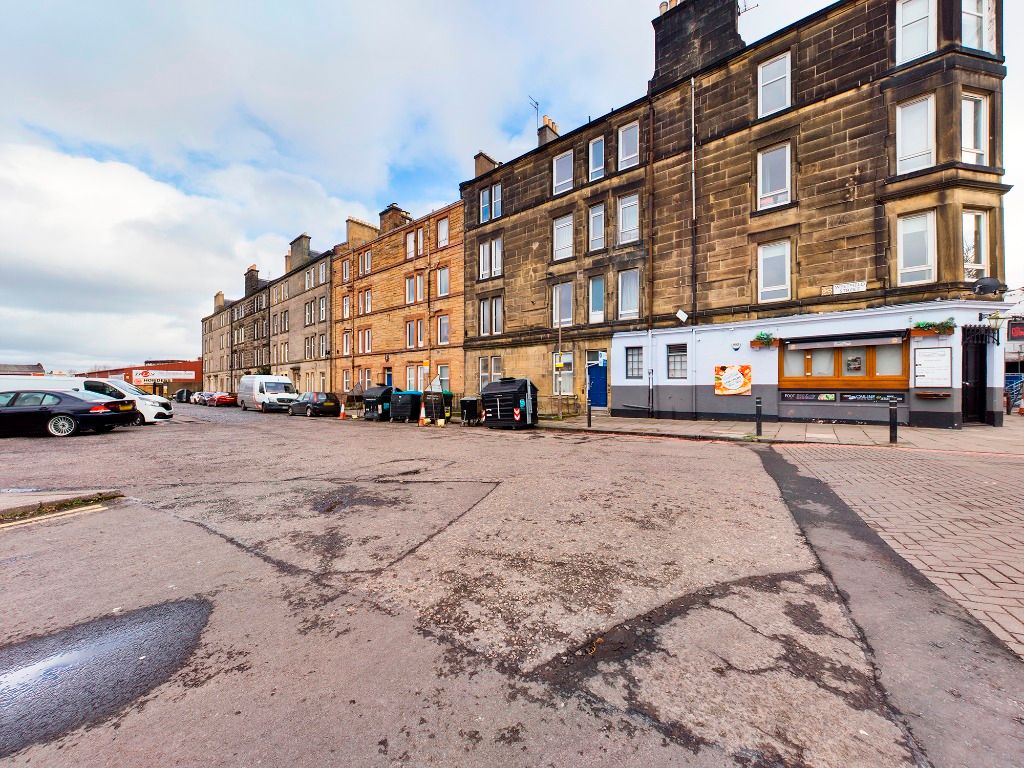 2 bed flat to rent in Westfield Street, Edinburgh EH11, £1,100