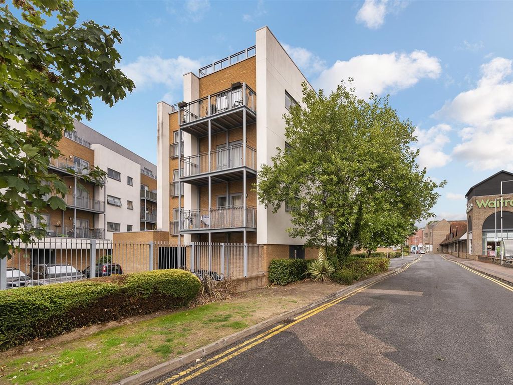 2 bed flat for sale in Sovereign Way, Tonbridge TN9 Zoopla