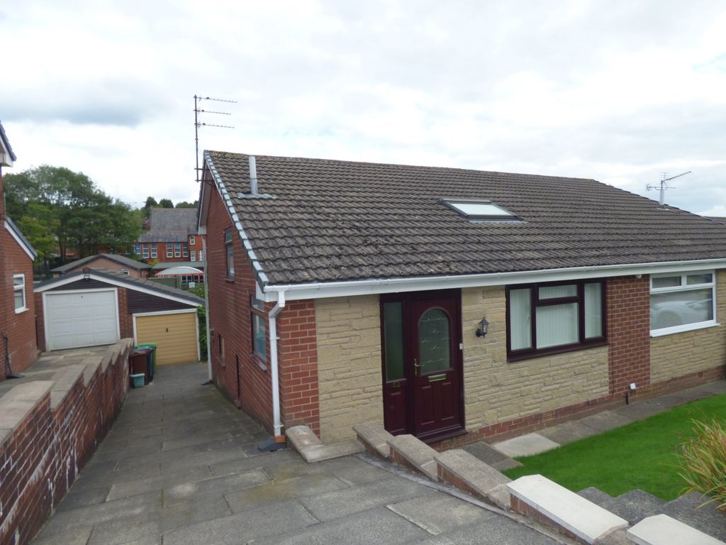 4 bed semidetached house for sale in Bracken Close, Springhead