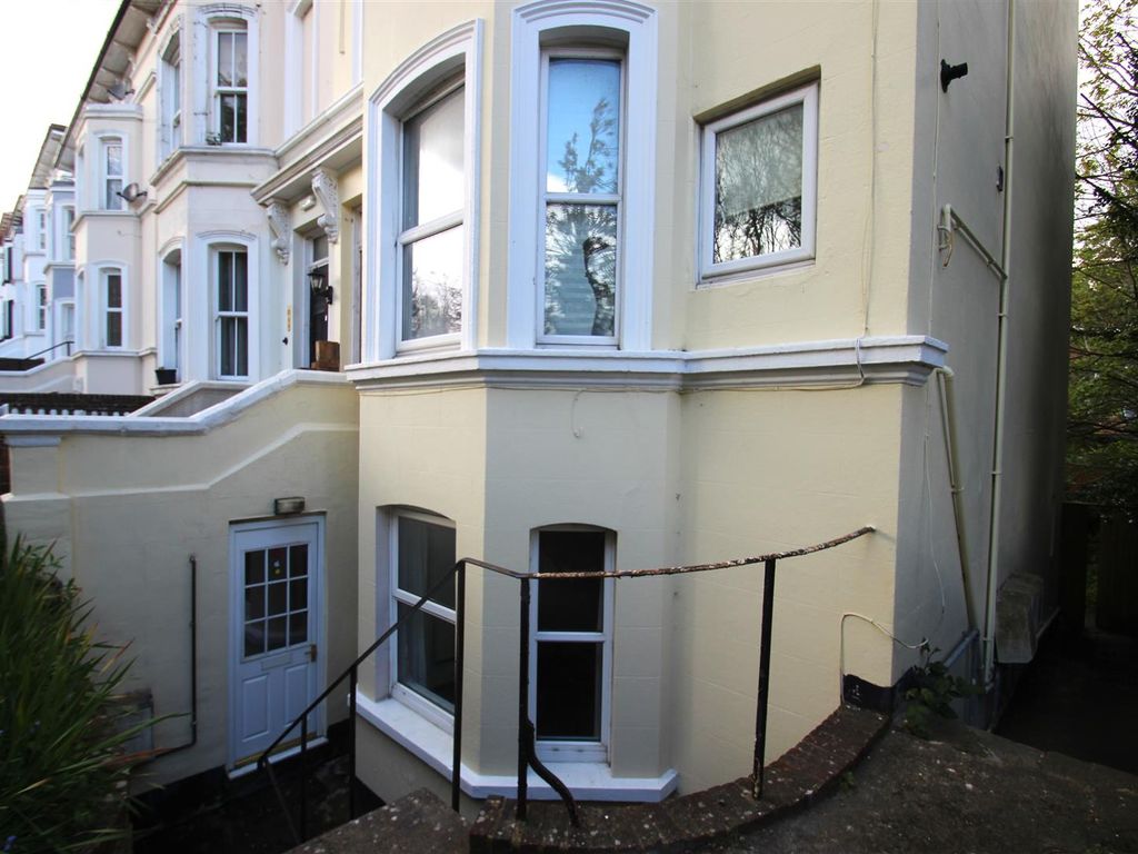 1 bed flat to rent in Buckland Hill, Maidstone ME16, £950 pcm Zoopla