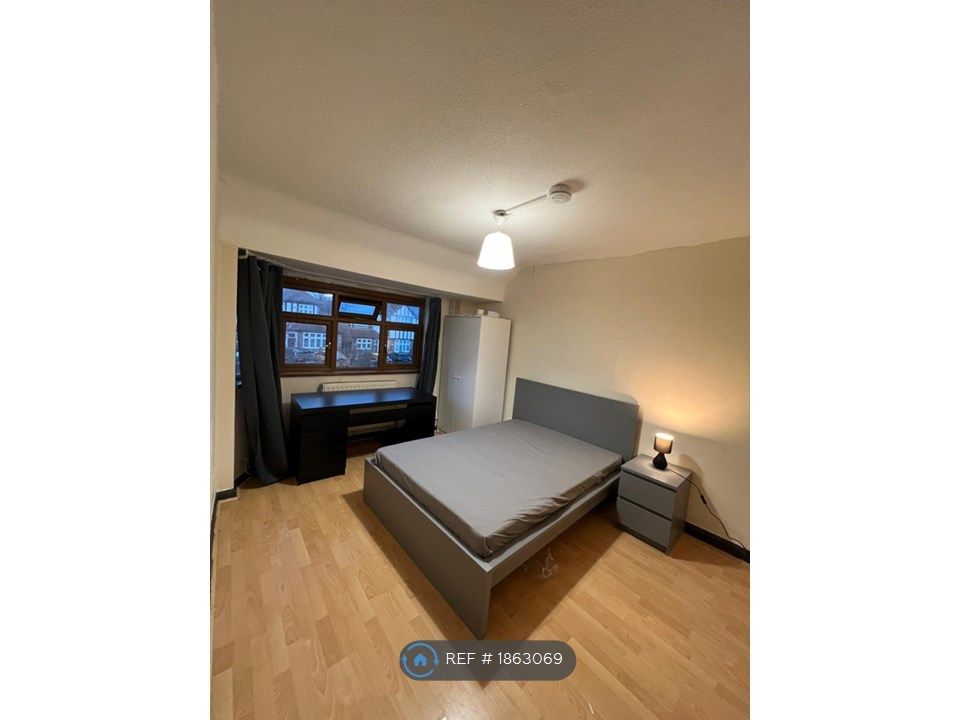 Room to rent in Murtwell Drive, Chigwell IG7, £750 pcm Zoopla