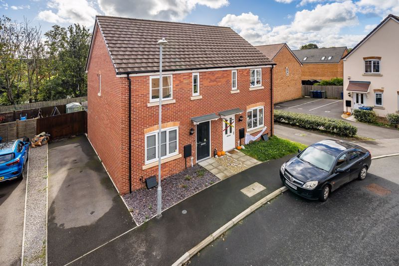 3 bed semidetached house for sale in Longstone Avenue, Longford