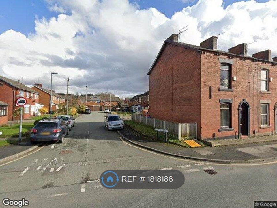 Room to rent in Falcon Drive, Oldham Chadderton OL9, £595 pcm Zoopla