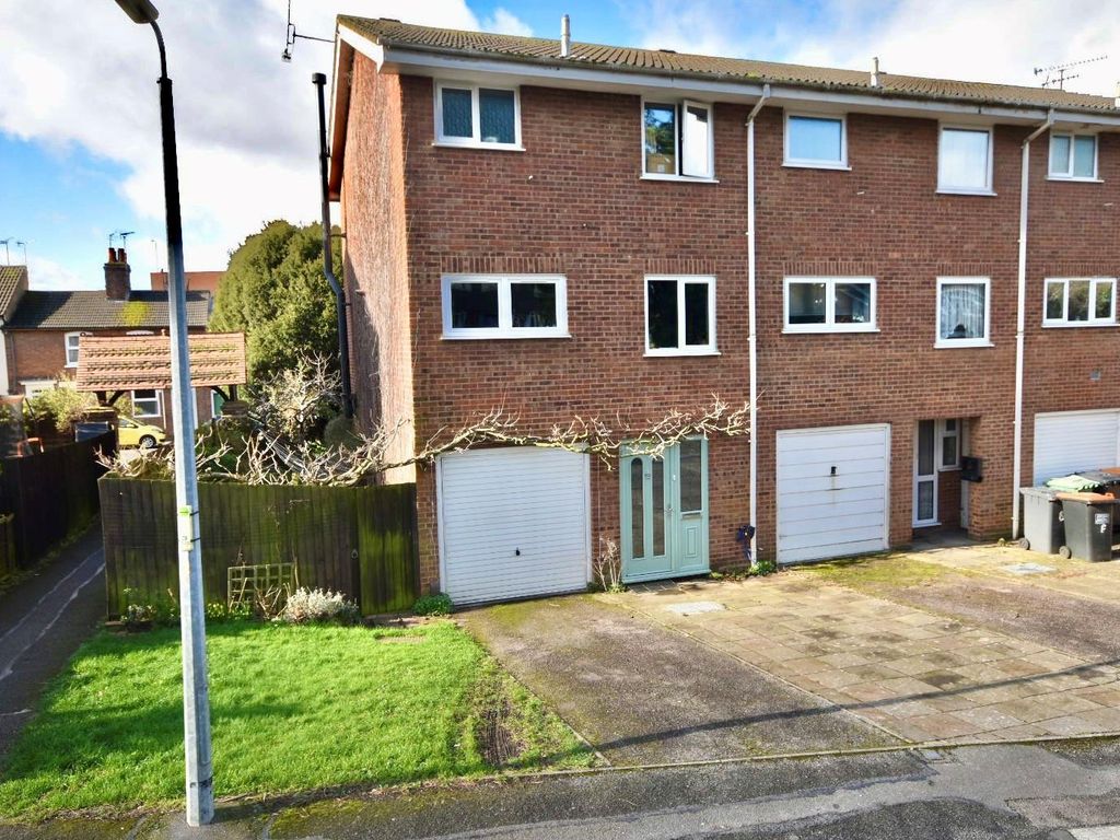 3 bed end terrace house for sale in St. Andrews Close, Leighton Buzzard