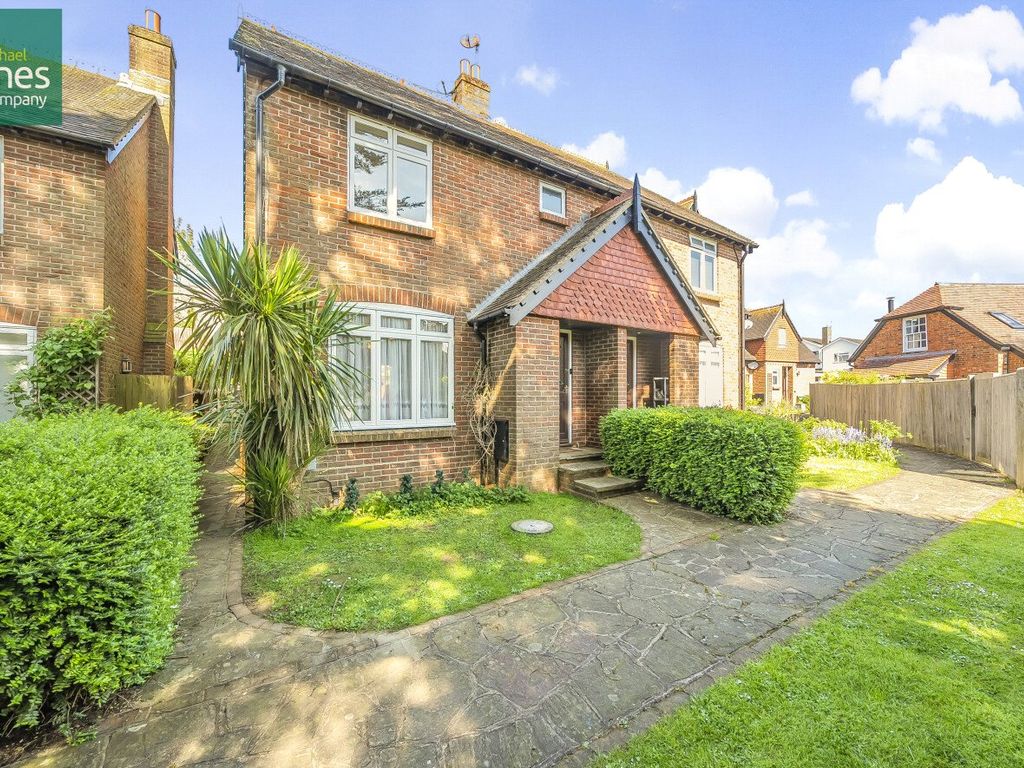 3 bed semidetached house to rent in Sussex Court, High Street, Findon