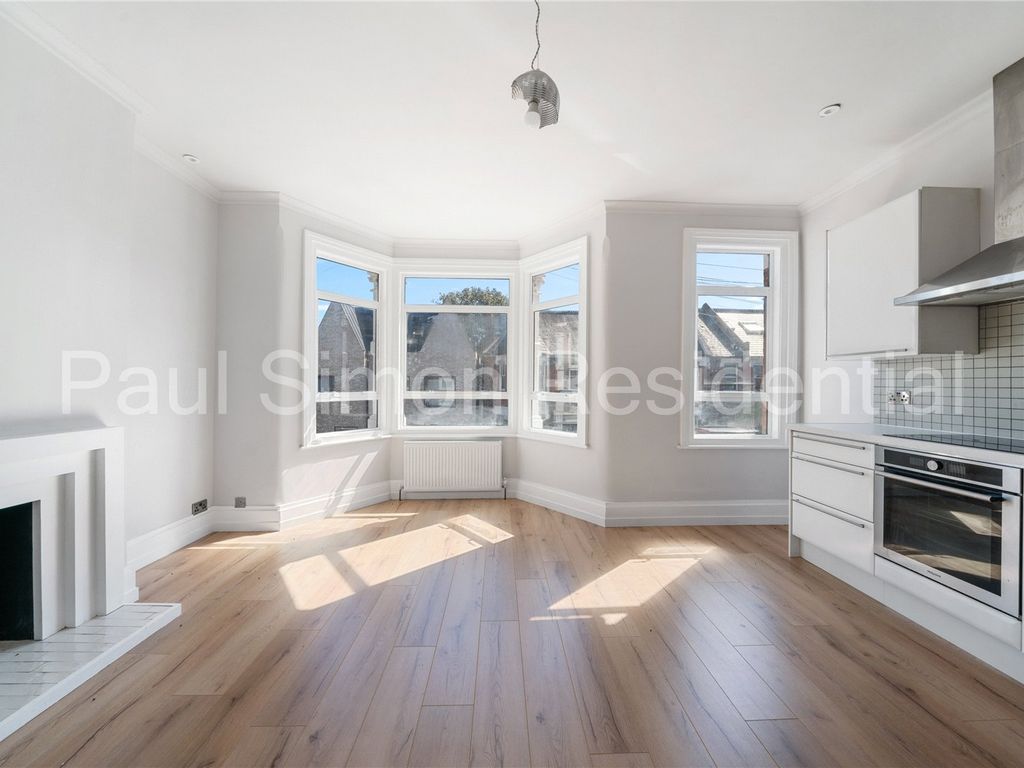 2 bed flat for sale in Westbury Avenue, Wood Green, London N22, £