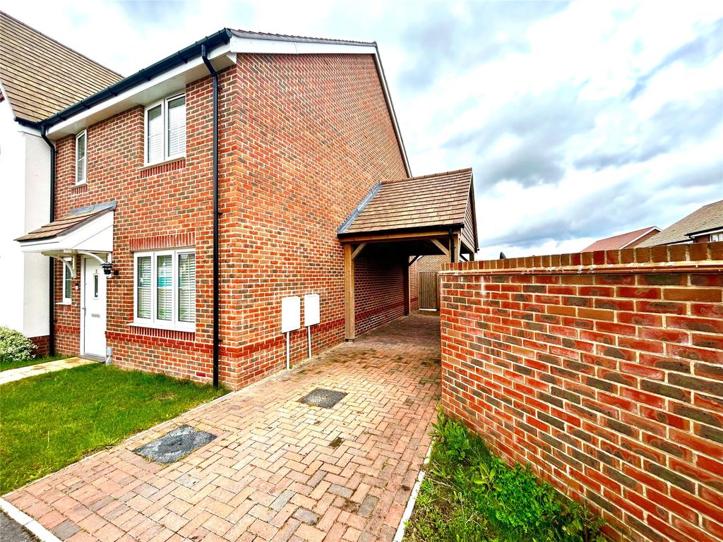 3 bed semidetached house to rent in Goddard Crescent, Wokingham