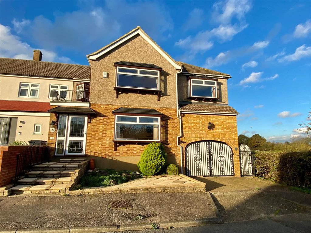 3 bed semidetached house for sale in Melvyn Close, Goffs Oak, Waltham