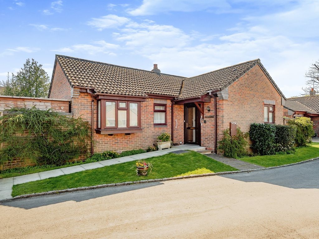 3 bed detached bungalow for sale in Sunnyhill Close, Crawley Down, Crawley RH10, £500,000 Zoopla