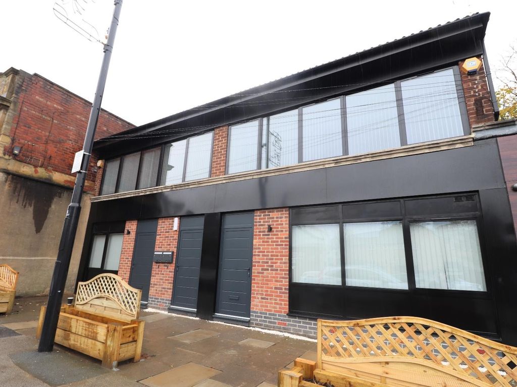 2 bed flat to rent in Chapeltown, Pudsey, Leeds, West Yorkshire LS28