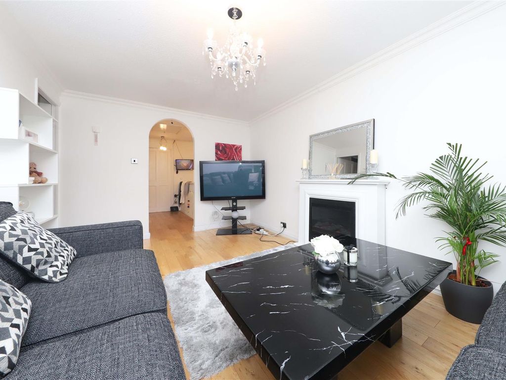 2 bed for sale in Whitehall Road, Uxbridge UB8, £325,000