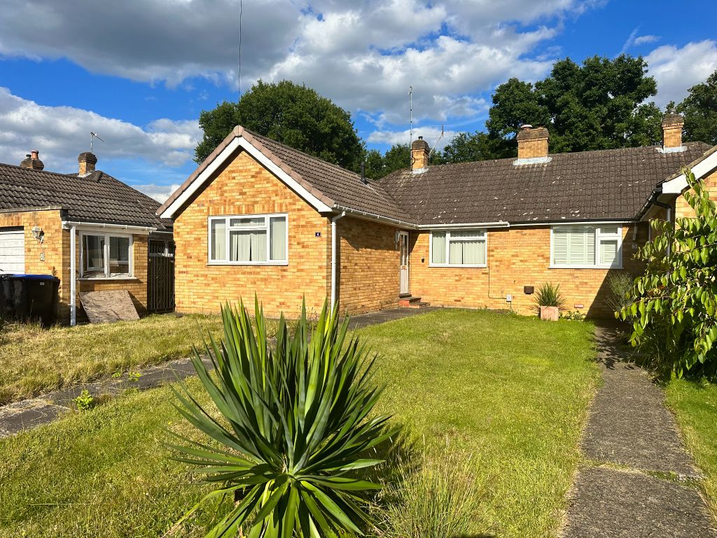 3 bed semidetached bungalow for sale in Larchwood Road, Woking GU21, £