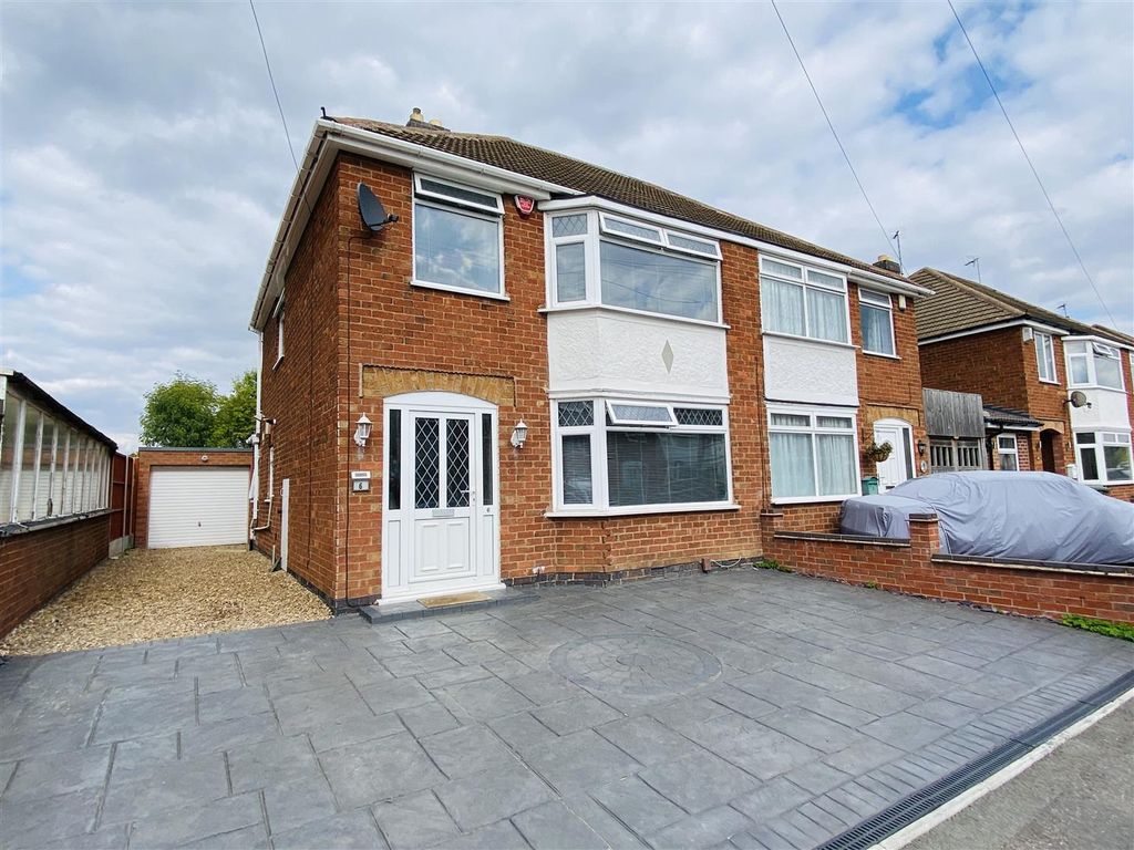 3 bed semidetached house for sale in Pennant Close, Glenfield