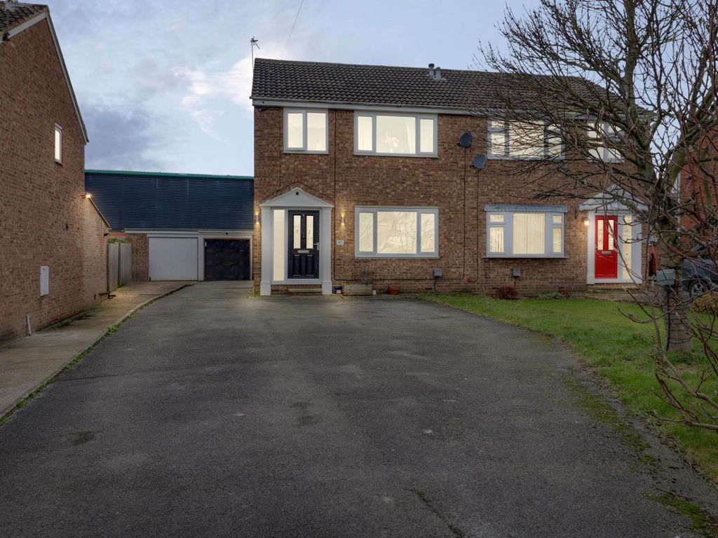 3 bed semidetached house for sale in Fishponds Drive, Crigglestone