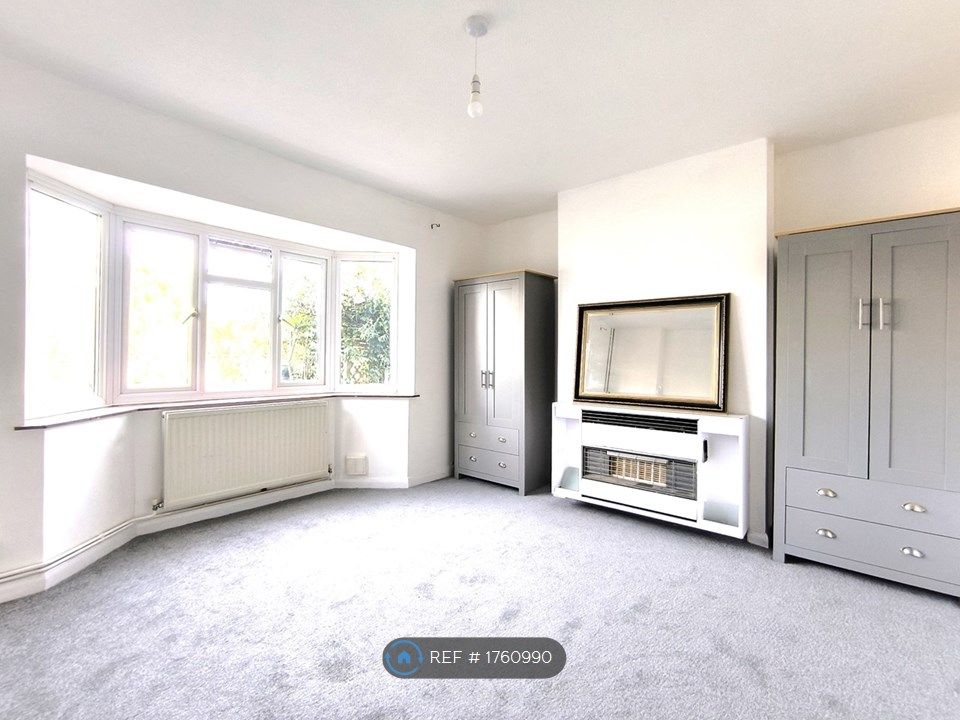 3 bed end terrace house to rent in Robin Hood Court, Sutton SM1, £2,200