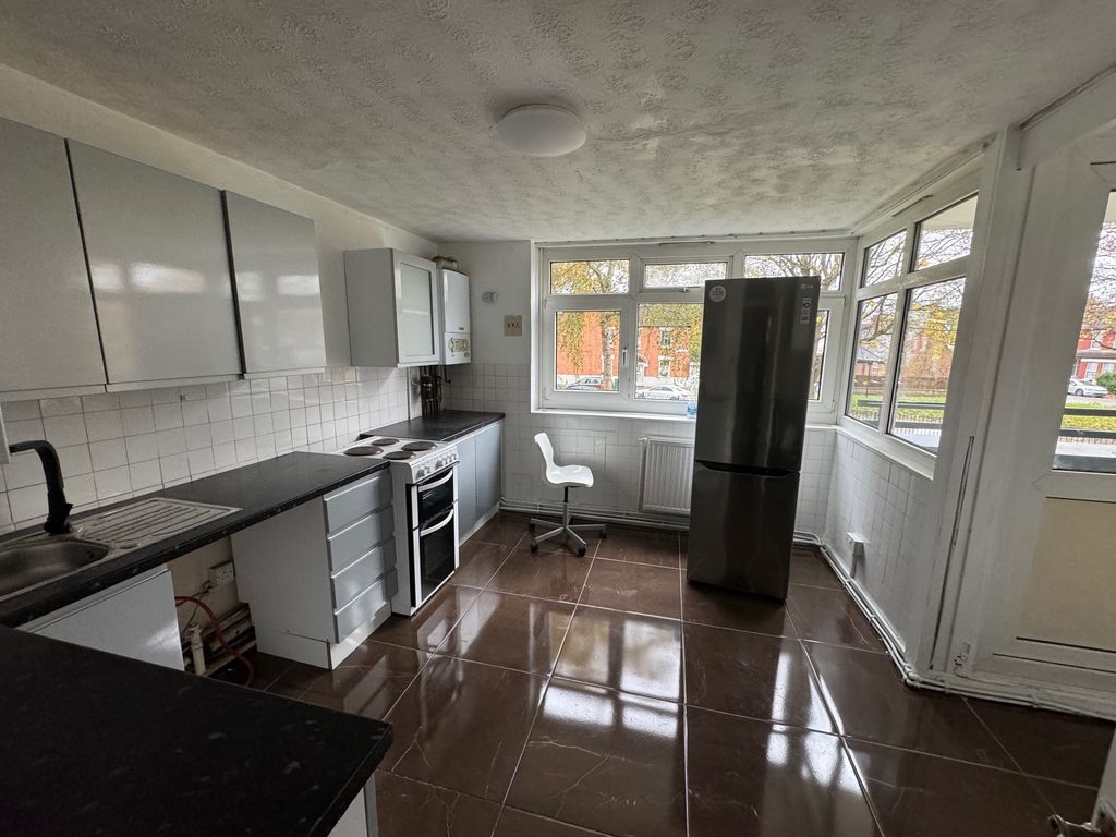 4 bed flat to rent in Edgecot Grove, Seven Sisters, London N15, £3,000