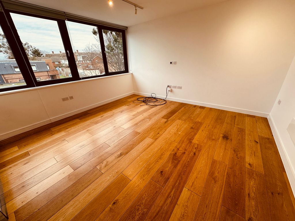 1 bed flat to rent in Pembroke Road, London N10, £1,517 pcm Zoopla