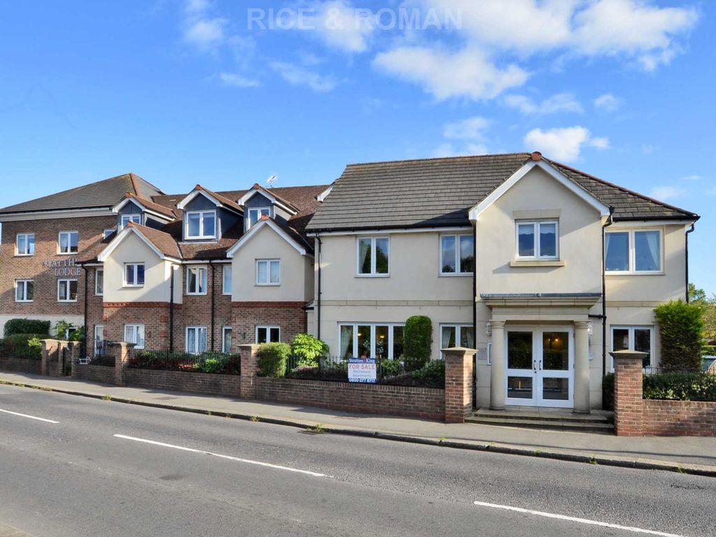 2 bed flat to rent in Matthews Lodge, Addlestone KT15, £1,250 pcm Zoopla
