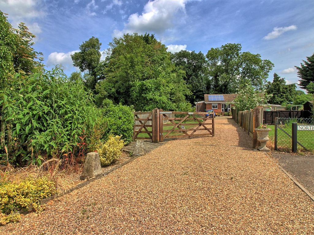 3 bed detached bungalow for sale in North Drive, High Cross, Ware SG11