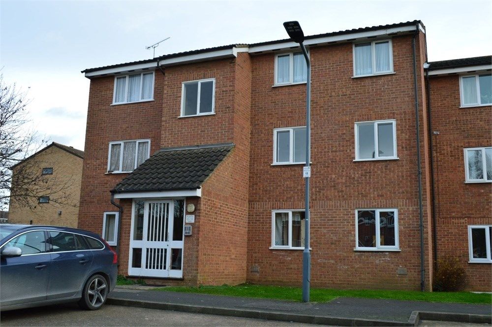 2 bed flat to rent in Millhaven Close, Romford RM6, £1,450 pcm Zoopla