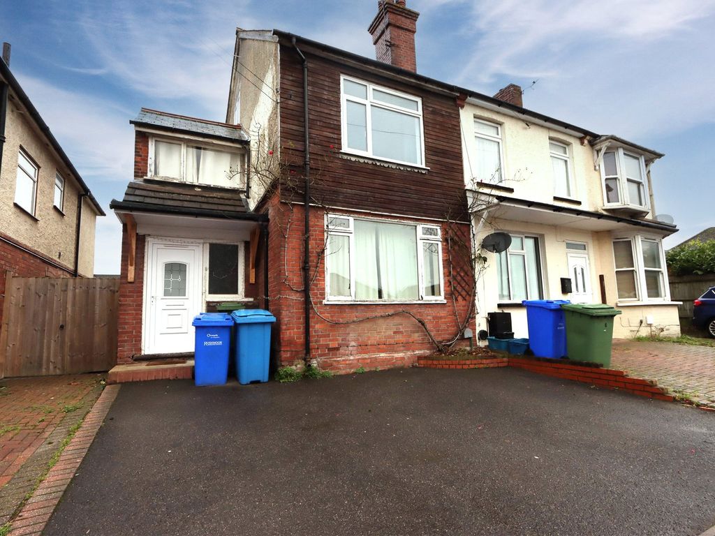 4 bed end terrace house for sale in Church Road, Aldershot, Hampshire