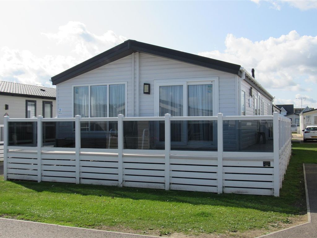 2 bed mobile/park home for sale in St. Johns Road, Whitstable CT5, £