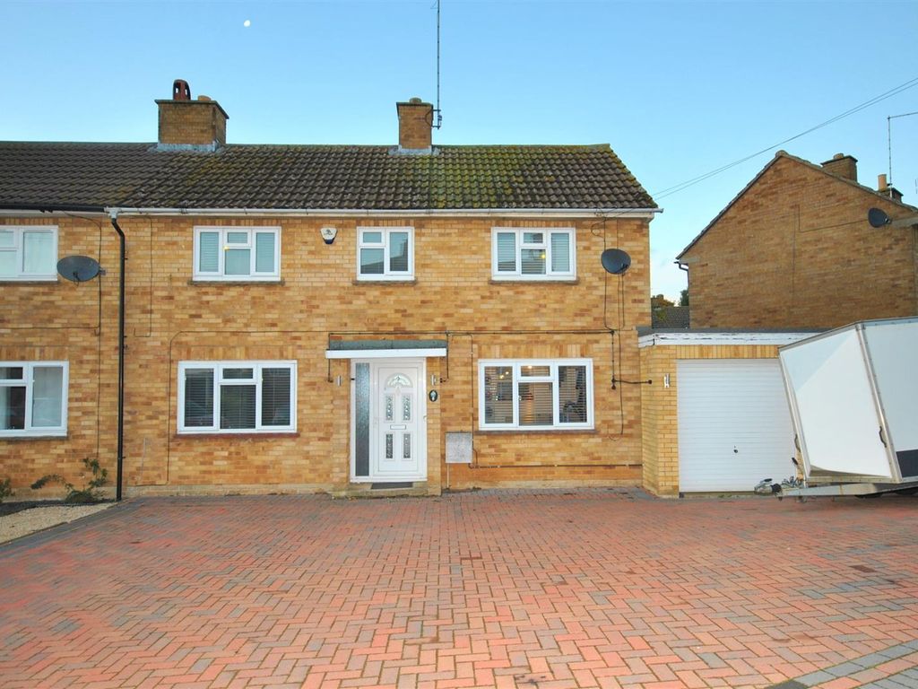 3 bed semidetached house for sale in Franklins Close, Ecton