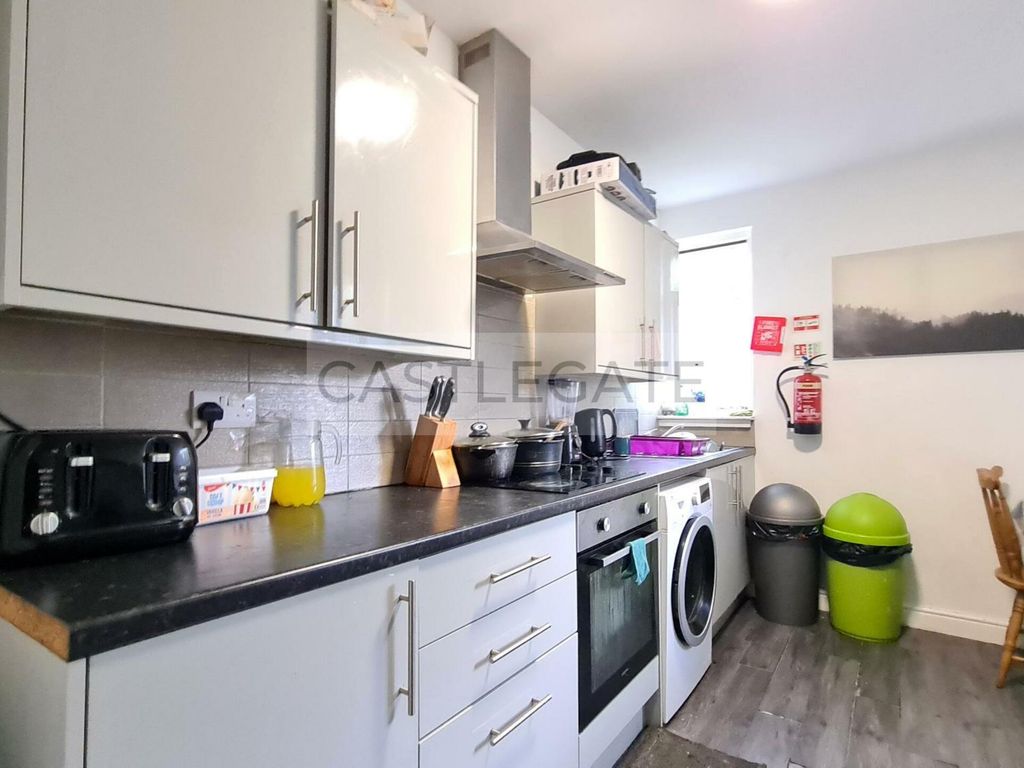 2 bed flat to rent in Bradford Road, Huddersfield HD1, £740 pcm Zoopla