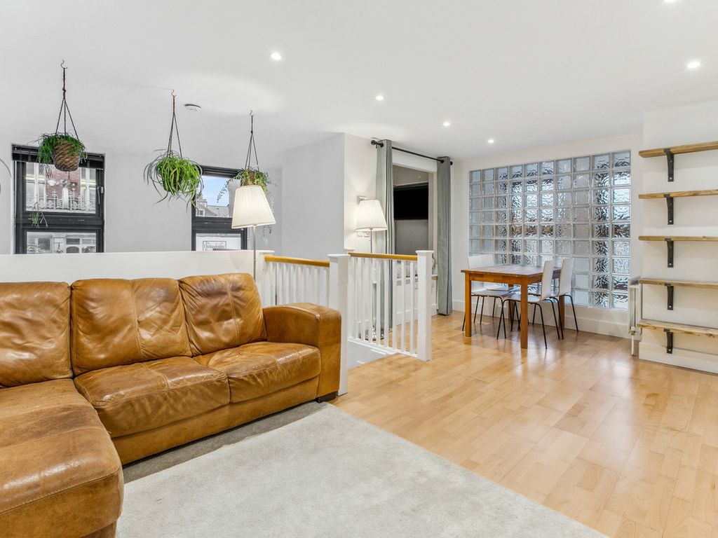 1 bed flat for sale in Battersea Rise, Battersea, London SW11, £499,950