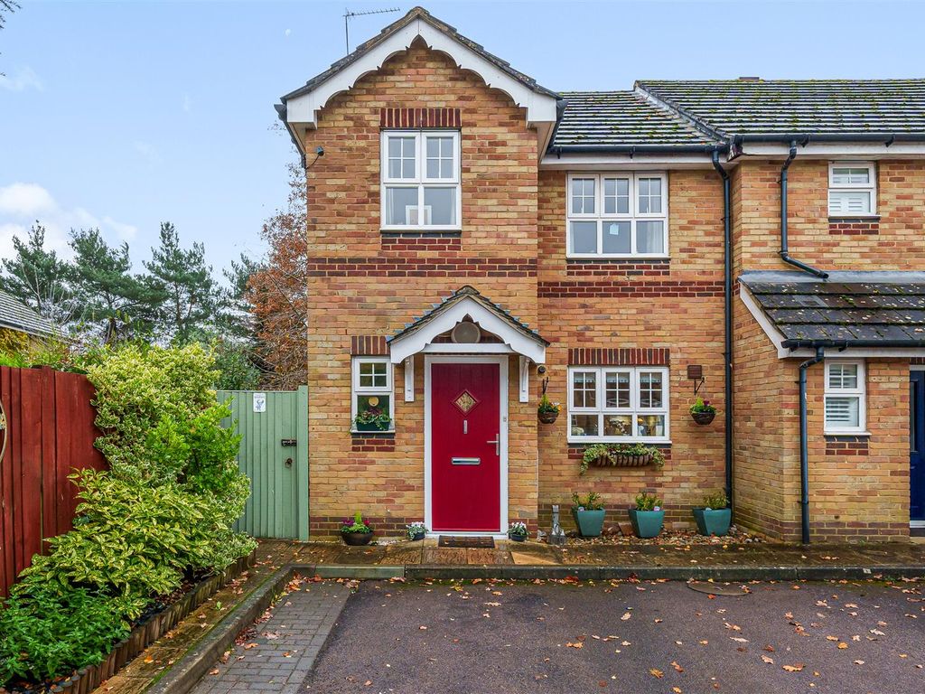 3 bed semidetached house for sale in Barker Close Arborfield