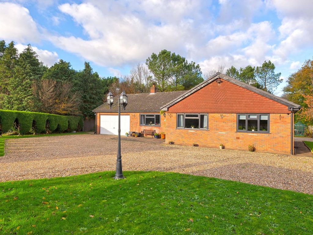 3 bed bungalow for sale in Common Road, Chatham ME5 Zoopla