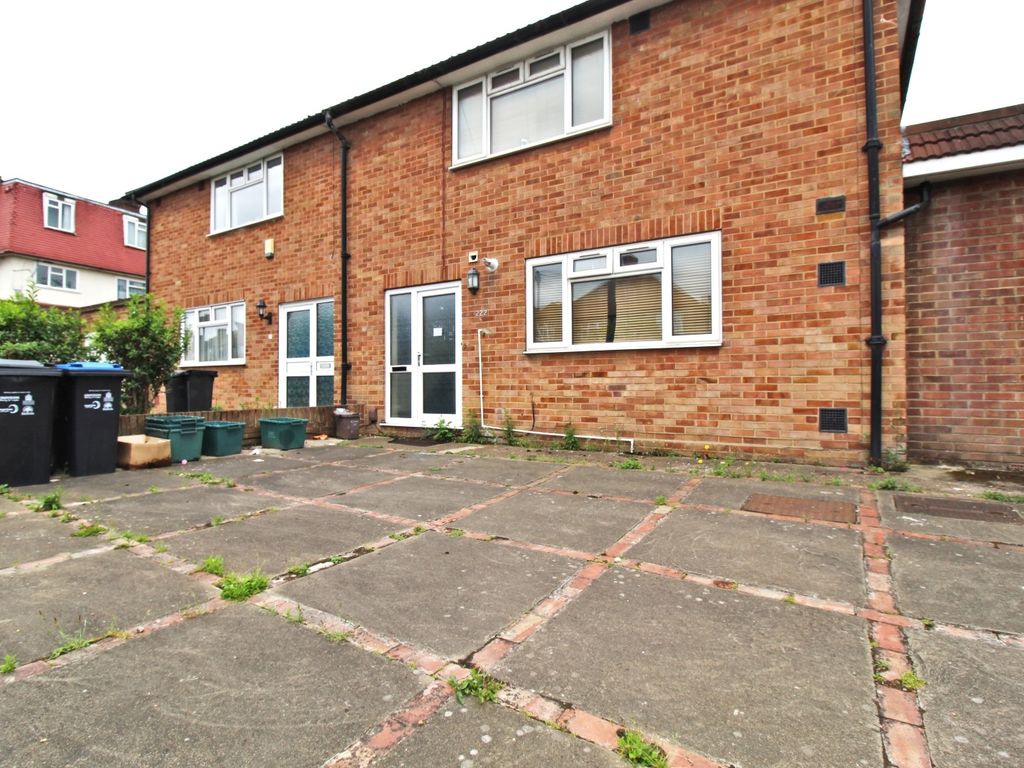 6 bed shared to rent in Martin Way, Morden SM4, £1,075