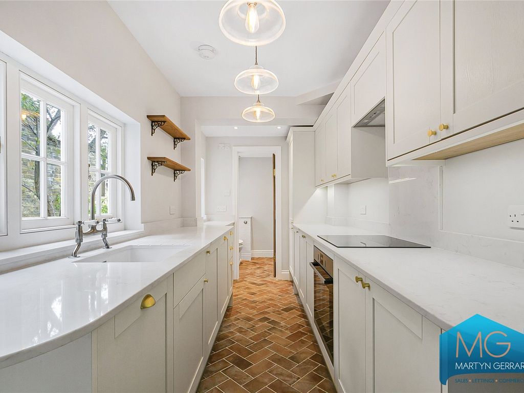 2 bed end terrace house for sale in High Street, Southgate, London N14