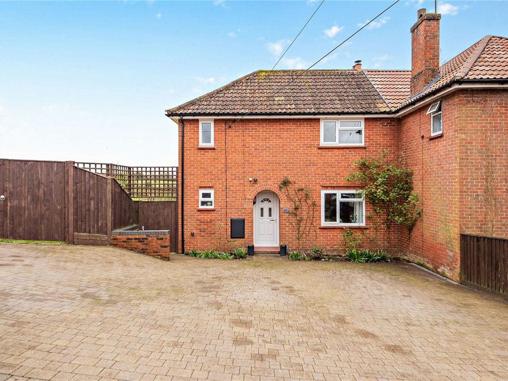 3 bed semidetached house for sale in Cold Harbour, North Waltham