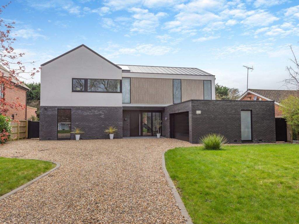 5 bed detached house for sale in The Deerings, Harpenden, Hertfordshire