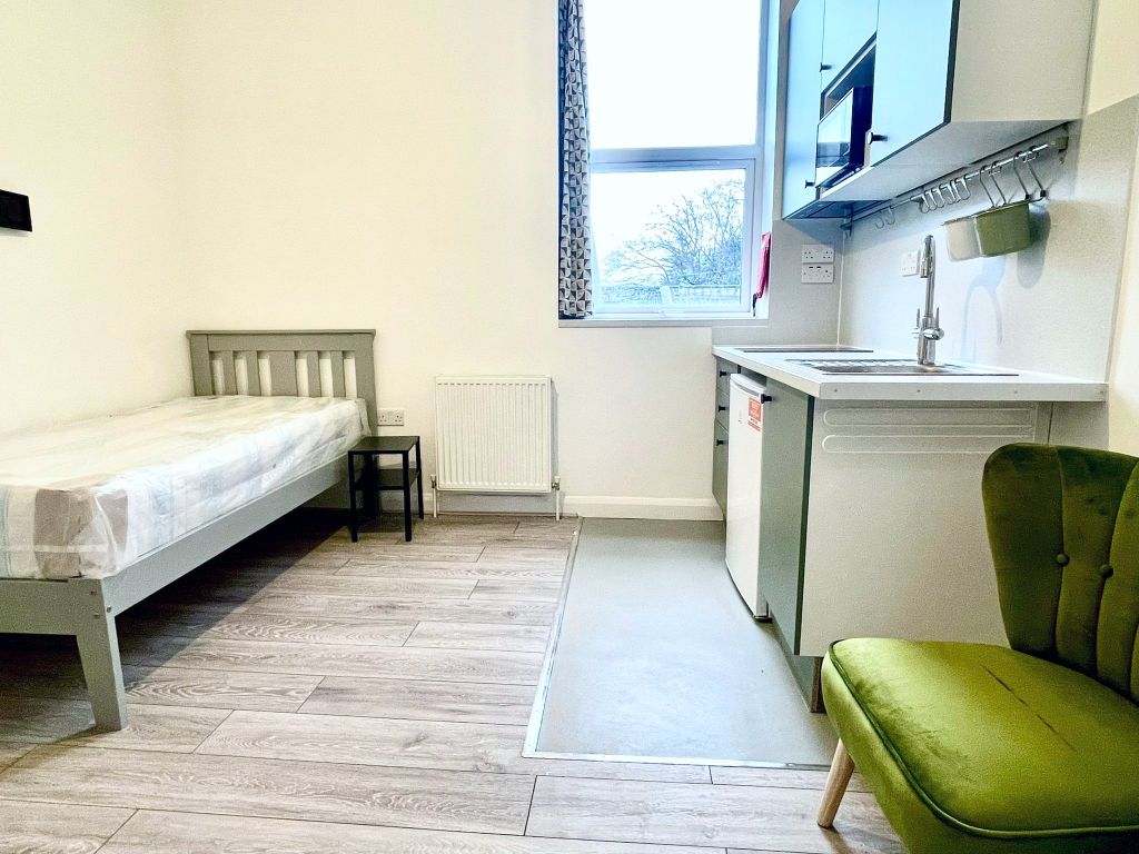 Studio to rent in High Road Leyton, London E10, £1,050 pcm Zoopla