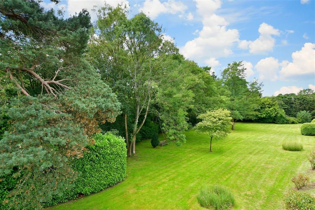 1 bed flat for sale in Bancroft Court, Reigate, Surrey RH2, £235,000