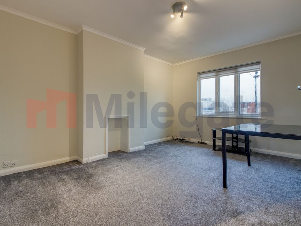 2 bed flat to rent in Southbourne Court, The Hyde, London NW9, £1,700